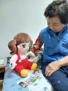 미스터마인드, AI 말벗 인형으로 어르신 위험 신호 감지…경기도 31개 시·군에 돌봄 서비스 소개